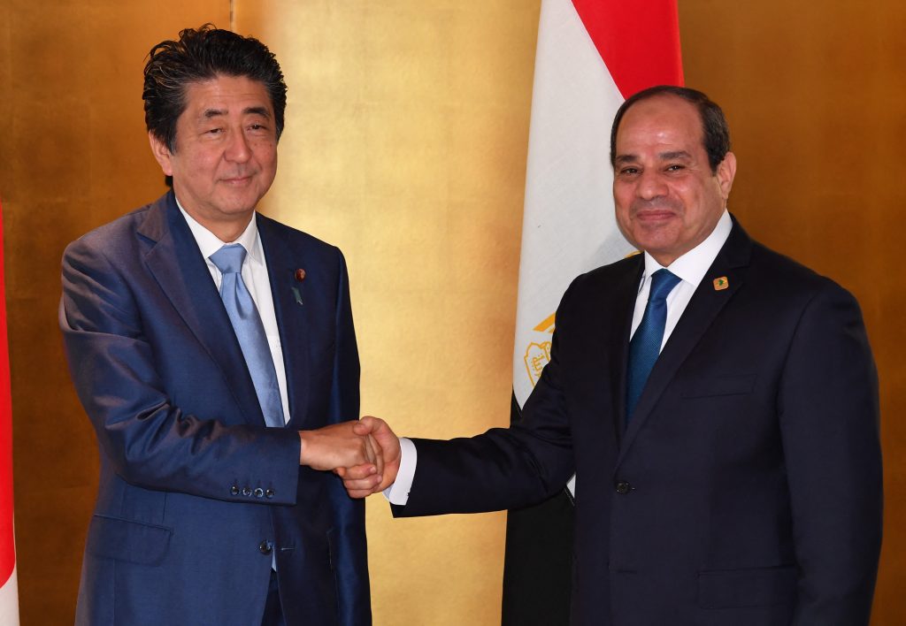 2019年8月28日、横浜で開催されたアフリカ開発会議（TICAD）の傍らで、二国間会談に先立ち、エジプトのアブドゥルファッターハ・エルシーシ大統領（右）にあいさつする日本の安倍晋三元首相（左）。（AFP）
