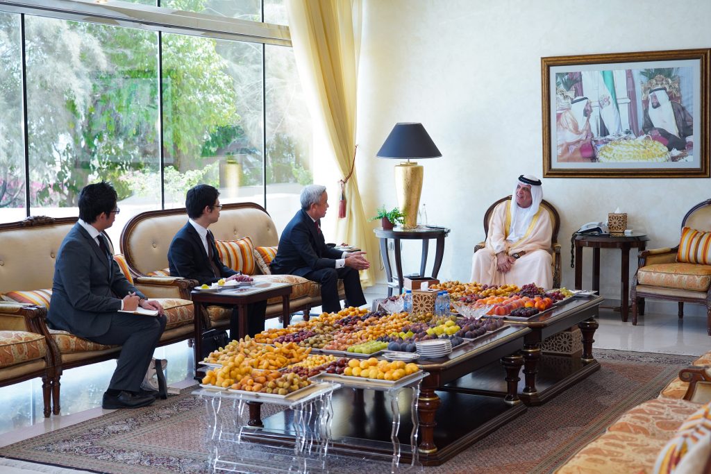 関口氏とシェイク・アル・カースィミー首長は、両国がさまざまな分野で関係を強化するための方策を話し合った。（WAM）