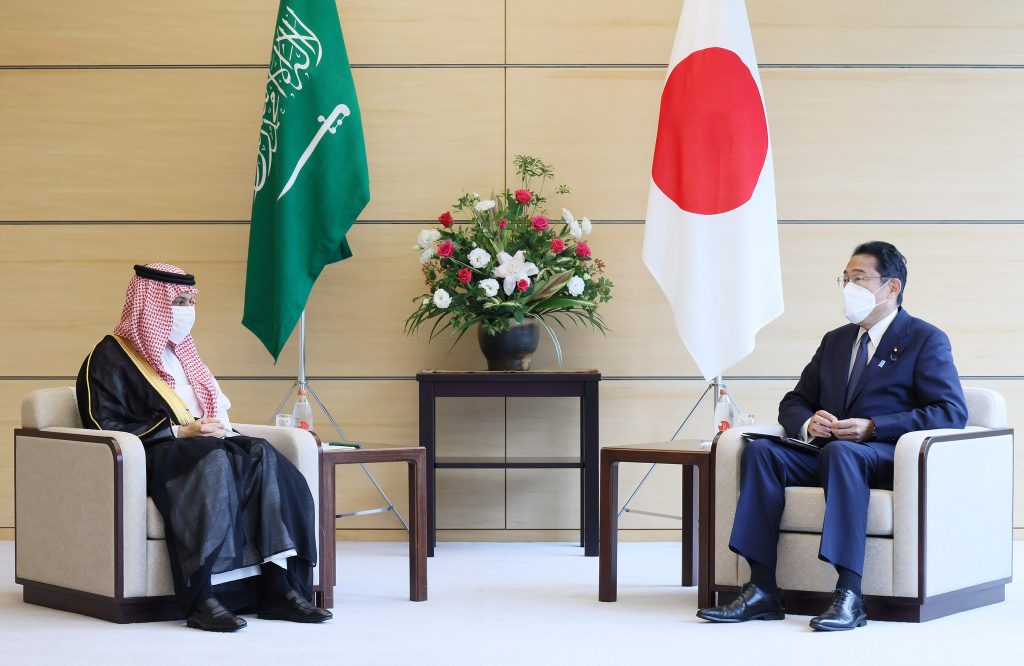ファルハーン王子は、日本とサウジアラビアの戦略的パートナーシップは強固だと述べた。（MOFA）