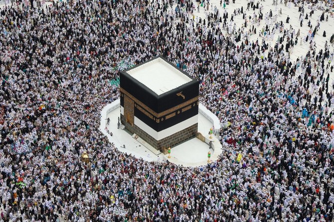 2022年7月11日、サウジの聖地メッカで、今年のハッジの終わりを告げる別れのタワーフ(周回)を行う参拝者たち。(AFP)