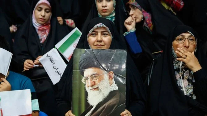 アリ・ハメネイ最高指導者は、ヒジャブ着用に抗議するイラン人女性らを、西側の陰謀の犠牲者だと嘲笑した。（ゲッティイメージズ経由AFP）