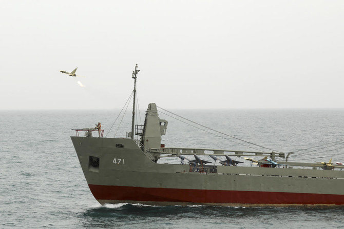 イラン軍は金曜日、ドローンの搭載と発進が可能な海軍の戦隊を初めて公開したと発表した。(AP)