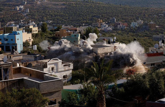 イスラエル占領下のヨルダン川西岸地区カラワット・バニ・ハッサン村で、襲撃者であるパレスチナ人過激派のヤヒヤ・マリ氏の家を爆破するイスラエル軍（2022年7月26日撮影）（ロイター）