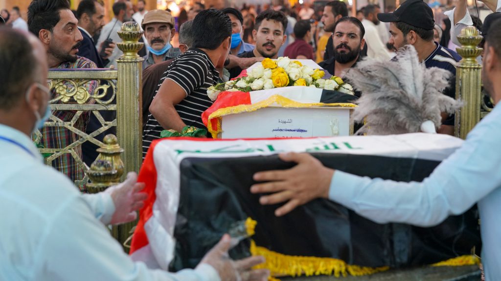 2022年7月21日、イラクの中心的聖地ナジャフのイマーム・アリ廟で行われた葬儀で、クルド人の丘の村への砲撃で死亡した女性とその姪の棺を運ぶイラク人弔問客ら。（AFP）