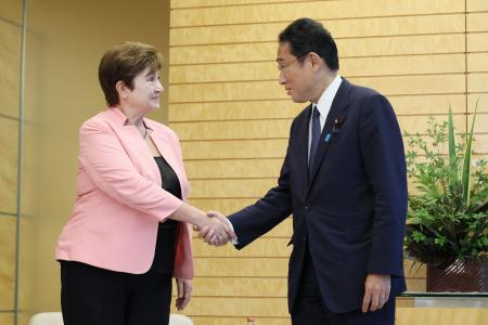 2022年7月19日、東京の首相官邸にて日本の岸田文雄首相に対面する国際通貨基金（IMF）のクリスタリナ・ゲオルギエバ専務理事（左側）。（AFP通信）