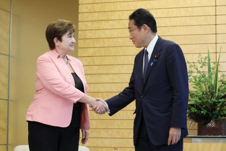 2022年7月19日、東京の首相官邸にて日本の岸田文雄首相に対面する国際通貨基金(IMF)のクリスタリナ・ゲオルギエバ専務理事(左側)。(AFP通信)