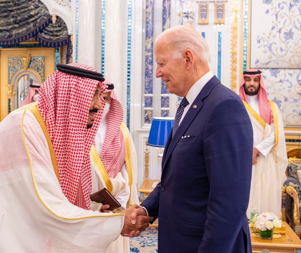 ジェッダのアル・サラム宮殿で会談するジョー・バイデン米大統領とサウジアラビアのサルマン国王。(SPA)