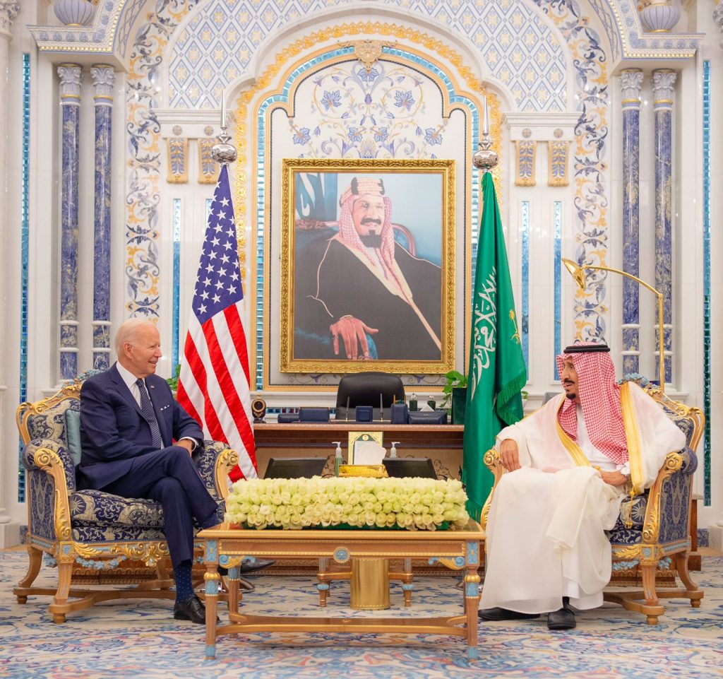 ジェッダのアル・サラム宮殿で会談するジョー・バイデン米大統領とサウジアラビアのサルマン国王。(SPA)