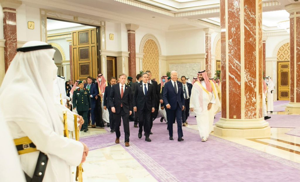 ジェッダのアル・サラム宮殿でムハンマド・ビン・サルマン皇太子に出迎えられるジョー・バイデン大統領。(SPA)