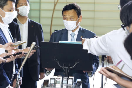 2022年7月28日、東京の首相官邸で記者団に語る末松信介文部科学相。日本政府がユネスコ世界文化遺産に推薦した、問題のある往年の佐渡島の金山の登録は、推薦書に不備があり、登録に遅延が生じたと高官が語った。(Kyodo News vis AP)
