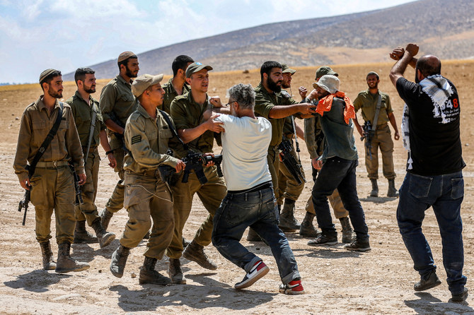 ヨルダン川西岸地区、パレスチナ人居住の村の立ち退きに反対するデモで、イスラエル兵がデモ参加者と衝突している。(AFP)