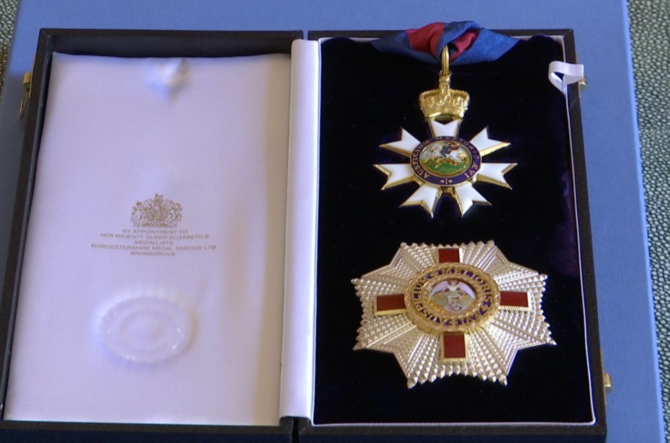 エリザベス2世女王からクウェート大使に授与された勲章。（クウェート通信）