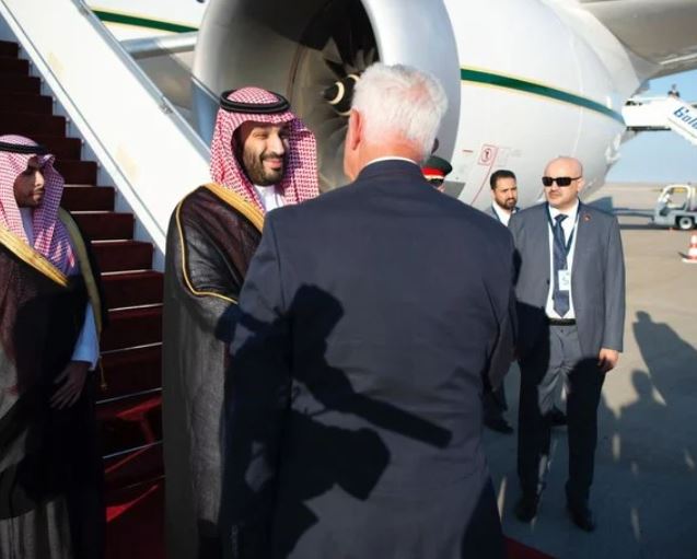 アテネに到着し、ギリシャのパナギオティス・ピクラメノス副首相に迎えられるサウジアラビアのムハンマド・ビン・サルマン皇太子。（国営サウジ通信）