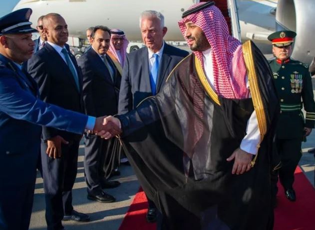 公式訪問でアテネに到着したサウジアラビアのムハンマド・ビン・サルマン皇太子。（国営サウジ通信）