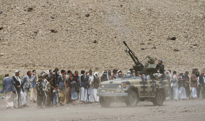 2020年7月8日、イエメンのサヌアで行われたフーシ派支持者の集会でパレードをする中、軍事トラックに搭載された機関銃から空に向けて発砲するフーシ派の戦闘員。（ロイター通信）