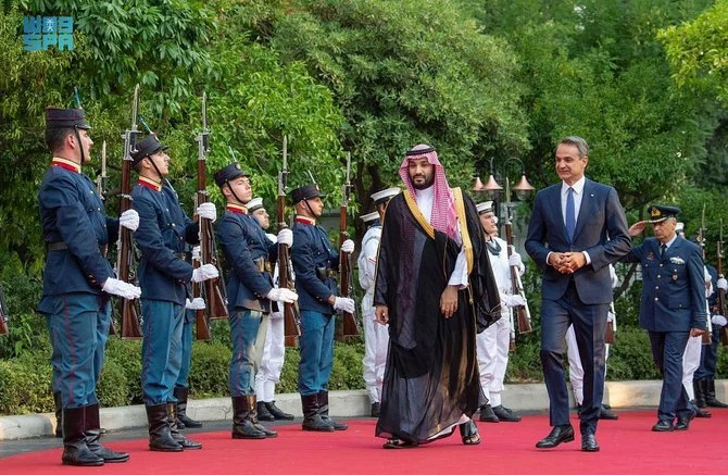 アテネでギリシャのキリアコス・ミツォタキス首相に歓迎されるサウジアラビアのムハンマド・ビン・サルマン皇太子。（SPA）