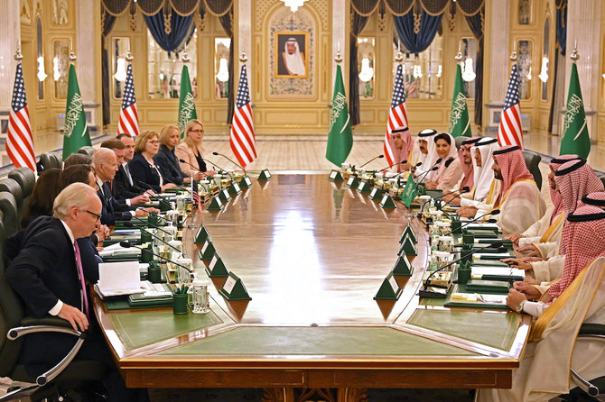 ムハンマド・ビン・サルマン皇太子とジョー・バイデン米大統領が率いる交渉団はジェッダのアル・サラム宮殿において、一連の新構想によって今後の米国とサウジアラビアの関係を方向づける会議に参加した。（AFP）