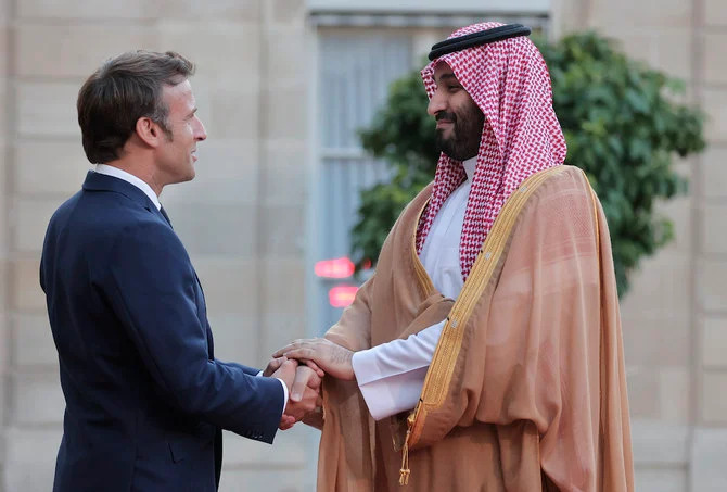 エリゼ宮でエマニュエル・マクロン仏大統領の歓迎を受けるサウジアラビアのムハンマド・ビン・サルマン皇太子。(スクリーンショット)