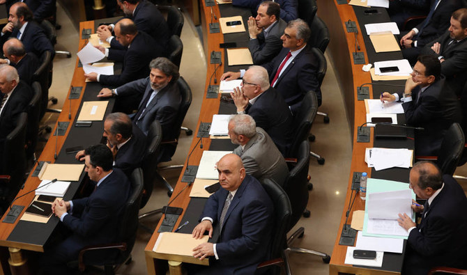 レバノン議会の選挙後初めての開会に際して集まった議員たち。首都ベイルートの本議会場で（2022年5月31日，AFP）