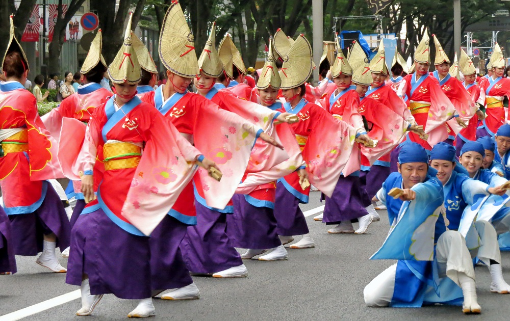 「よさこい祭り」で知られる高知県では、感染対策のため例年よりも会場や人数を縮小し、「２０２２よさこい鳴子踊り特別演舞」と題して８月に実施する。(AFP/file)
