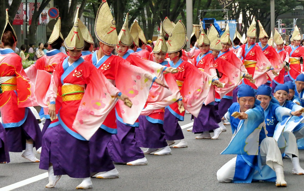 「よさこい祭り」で知られる高知県では、感染対策のため例年よりも会場や人数を縮小し、「2022よさこい鳴子踊り特別演舞」と題して8月に実施する。(AFP/file)