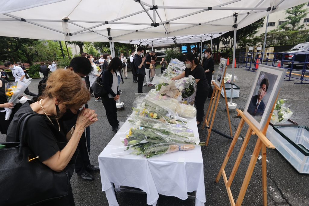 7 月8日の奈良での参院選の遊説中に銃撃され死亡した安倍晋三元首相に最後の敬意を表するために、金曜日、都内の与党・自民党本部に、多くの人々が訪ね、長い列を作った。(ANJP Photo)