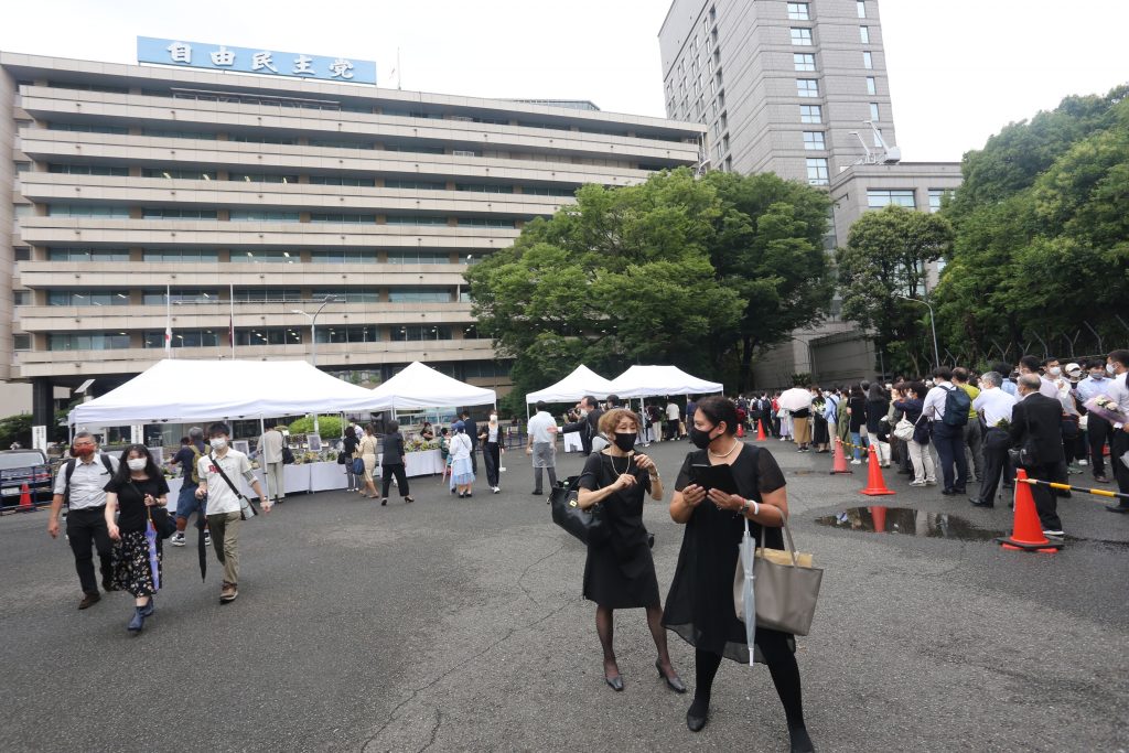 7 月8日の奈良での参院選の遊説中に銃撃され死亡した安倍晋三元首相に最後の敬意を表するために、金曜日、都内の与党・自民党本部に、多くの人々が訪ね、長い列を作った。(ANJP Photo)