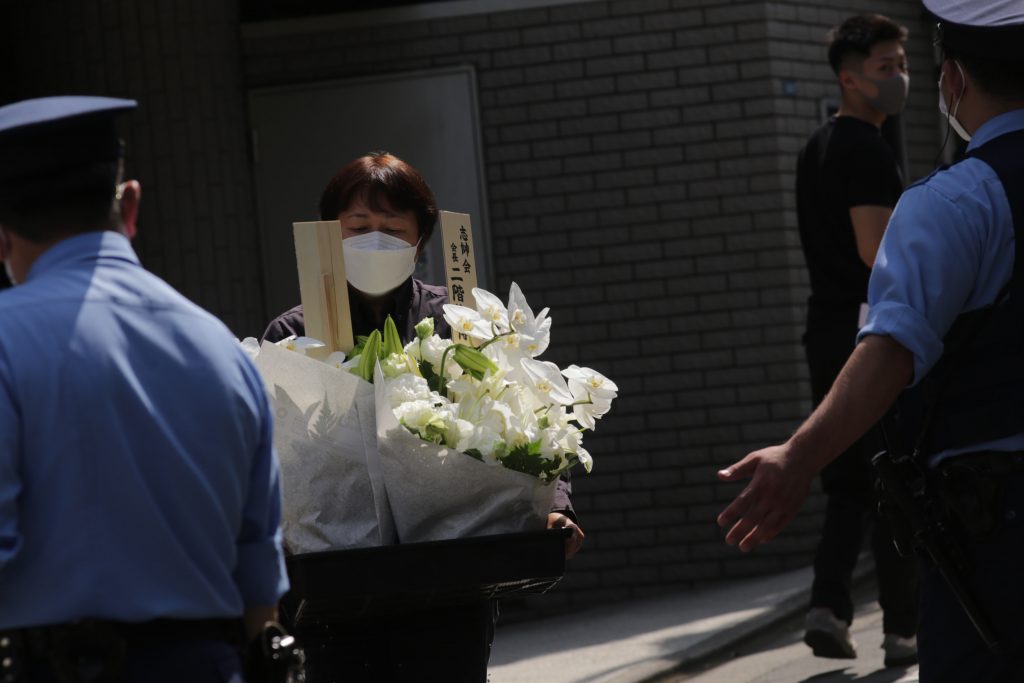 金曜日に暗殺された安倍晋三元首相の弔問に訪れる関係者や親しい友人たち（ANJP/ピエール・ブティエ）