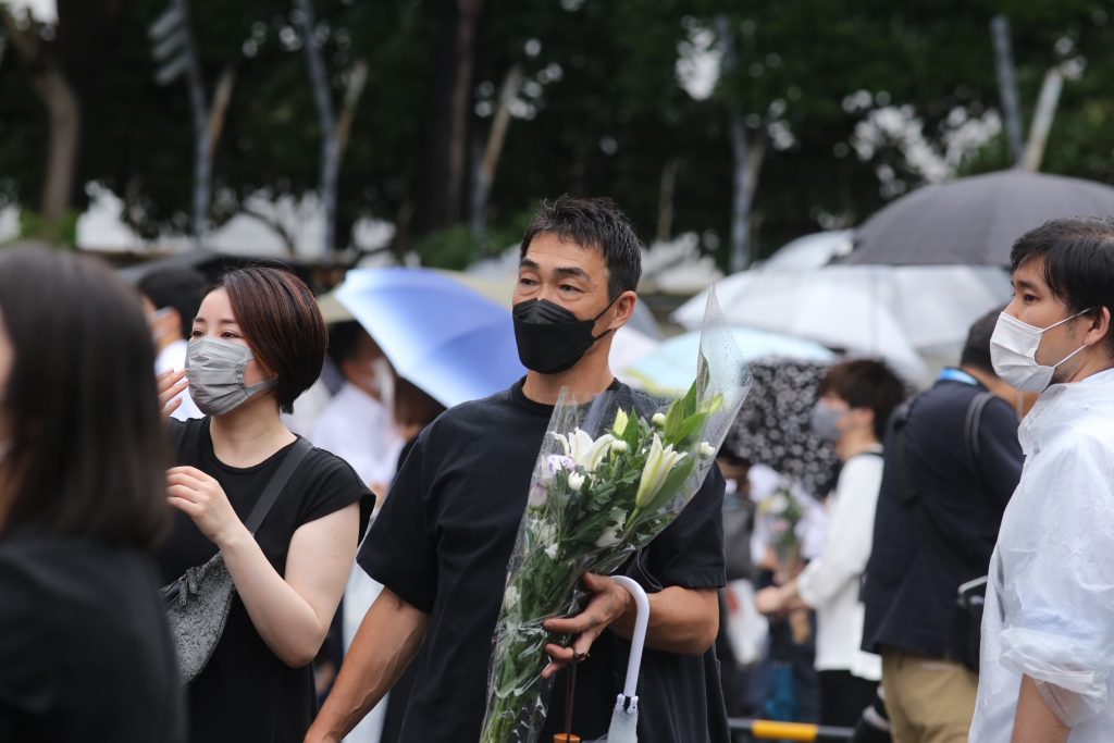 7 月8日の奈良での参院選の遊説中に銃撃され死亡した安倍晋三元首相に最後の敬意を表するために、金曜日、都内の与党・自民党本部に、多くの人々が訪ね、長い列を作った。(ANJP Photo)