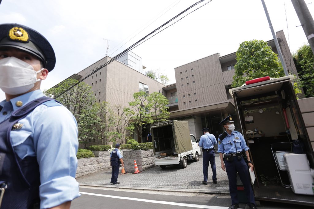 銃撃事件を受け、ほとんどの与野党幹部が８日の遊説を中止したが、投票前日の９日は活動を再開した。(ANJ)