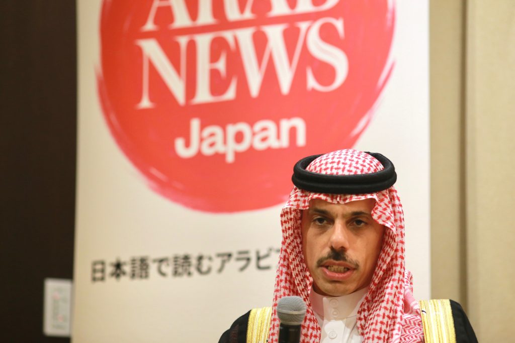 2年半前にアラブニュース・ジャパンが発足した際に日本外国特派員協会（FCCJ）でのイベントで講演したファイサル王子は、発言の冒頭で故安倍晋三元総理に哀悼の意を表明した。(ANJP)