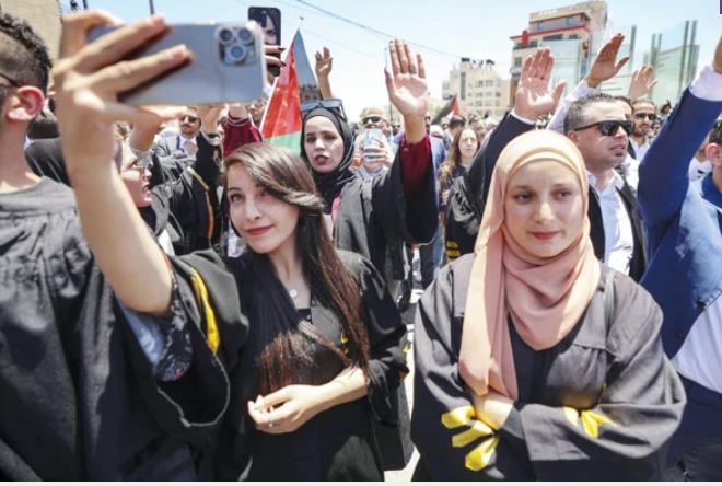 司法の独立の侵害だと彼らが考える法令による法律を成立させたパレスチナ大統領に抗議して、ラマッラー市の首相官邸前でデモを行う弁護士たち。（ファイル/AFP）