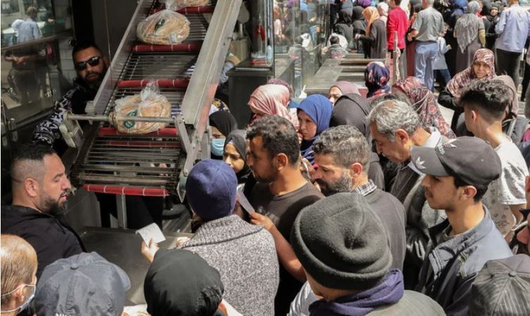 食糧危機が深刻化するレバノンで27日、怒った市民がパン屋や菓子店を襲撃する事態が発生した。 （ファイル写真：ロイター)