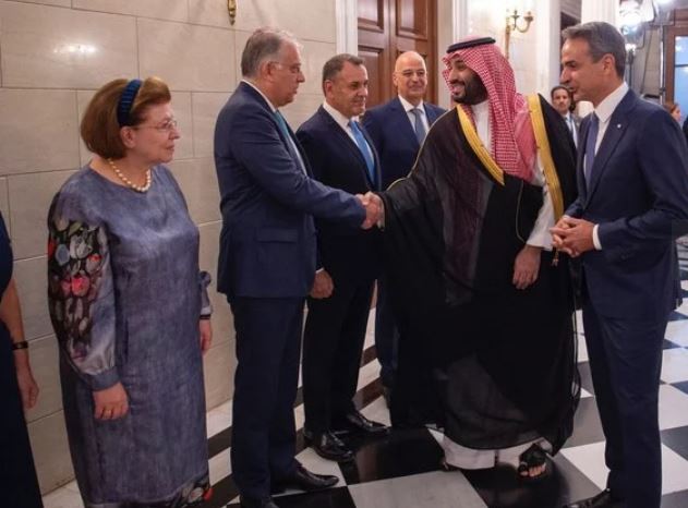 公式訪問でアテネに到着したサウジアラビアのムハンマド・ビン・サルマン皇太子。（国営サウジ通信）