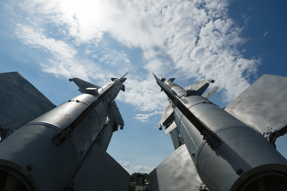 このミサイルは米航空宇宙・防衛大手レイセオン・テクノロジーズが製造。(Shutterstock)