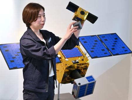 2022年4月27日撮影。東京でのAFPのインタビューの際に、磁石を用いて非稼働中の人工衛星を回収するプロジェクトについて話すアストロスケールのゼネラルマネージャー伊藤美樹氏。（AFP）