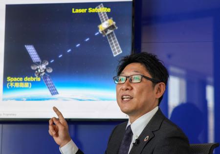 2022年3月15日撮影。東京でAFPのインタビューに応じる、東京に本社を置いて人工衛星の運用と放送事業を行うスカパーJSATのエンジニア福島 忠徳氏。(AFP)