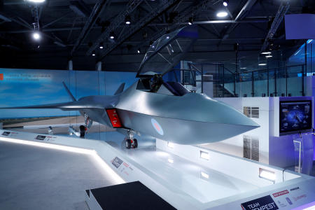 英ファーンボロ航空ショーに展示された新型ジェット戦闘機「テンペスト」の模型(2018年7月16日撮影)。(ロイター)