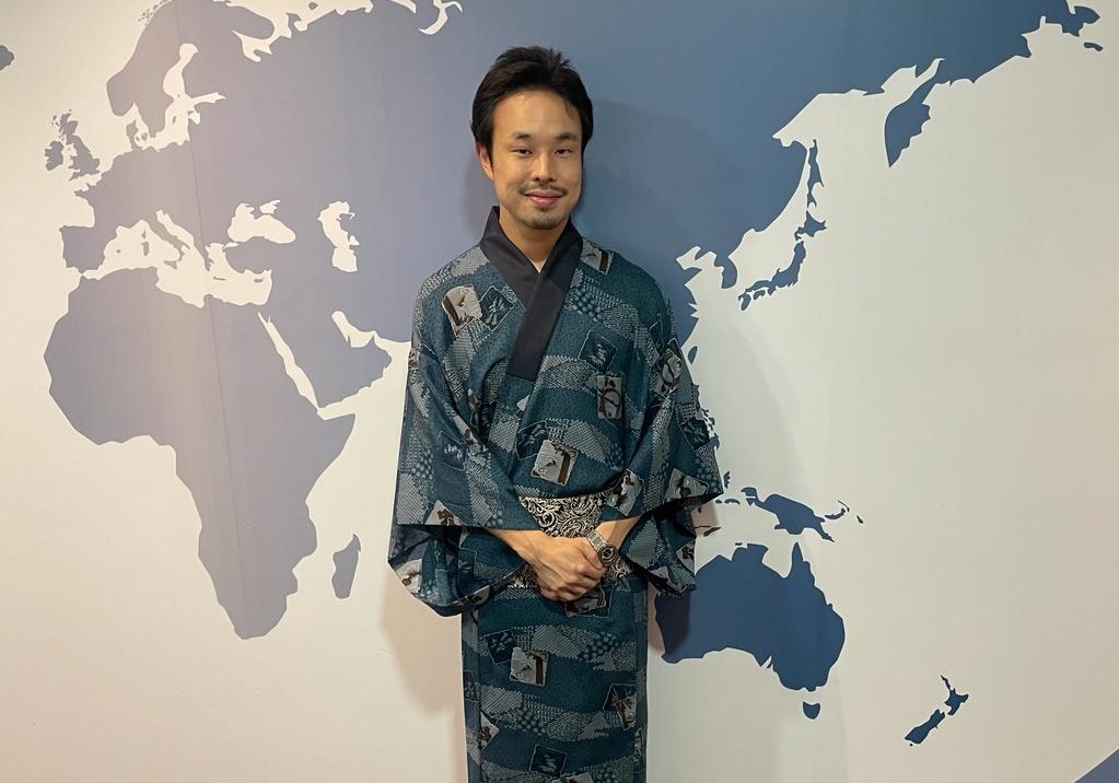 UAEに住むマンスール・アル・ヤバニ(日本人マンスール)氏は、同僚や友人とコミュニケーションを取るためにアラビア語の話し方、書き方、読み方を学んだ。