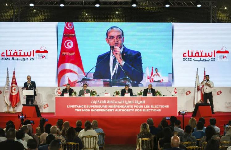 26日、チュニスで、チュニジア独立高等選挙機関の責任者が憲法改正の国民投票結果を発表する。（AP）