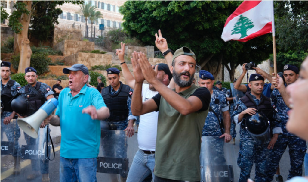 2022年7月21日、ベイルートの政府庁舎前で行われた政府への抗議と経済状況の悪化を非難するデモで、スローガンを叫ぶ反政府デモ参加者たち。（AP）