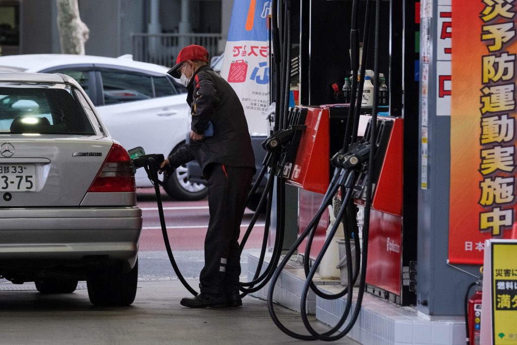 日本は石油元売業社へのガソリン補助金を1リットルあたり37.7円（28.4セント）に引き下げた。 （AFP）