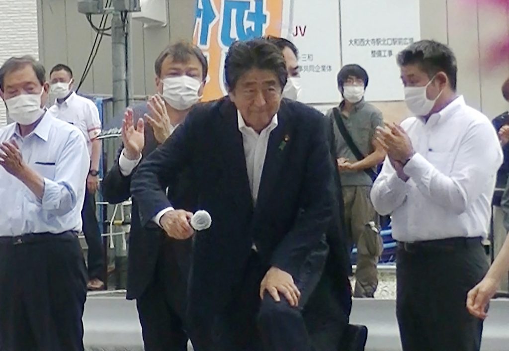 安倍氏は同11時18分ごろ、現場に到着しガードレール内に入った。(AFP)