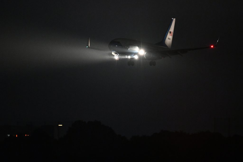 AFP取材班によると、韓国を出た専用機は東京の横田基地に到着。ペロシ氏は今週、25年ぶりに台湾の地を訪れたことにより最も注目された米国政府高官となった。(AFP)