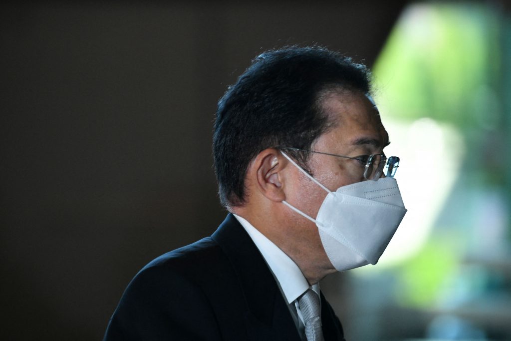 20日夜から微熱やせきなどの症状が出たため、21日に公邸でPCR検査を受け、同日に陽性と判明した。(AFP)