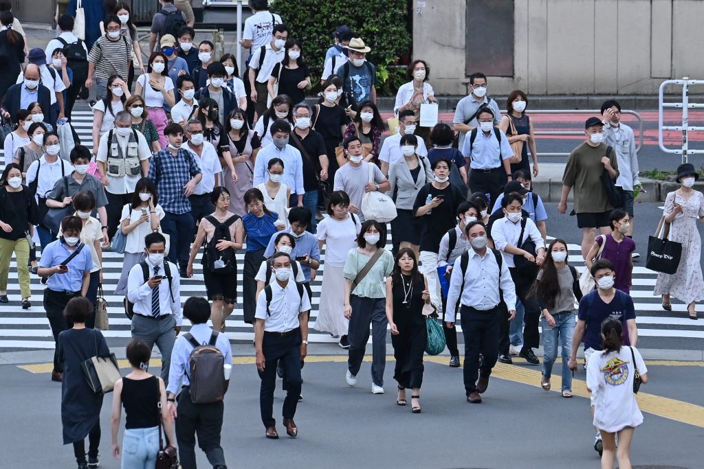 都によると、新規感染者の直近１週間平均は１万７７２２．１人で前週比７２．４％。(AFP)