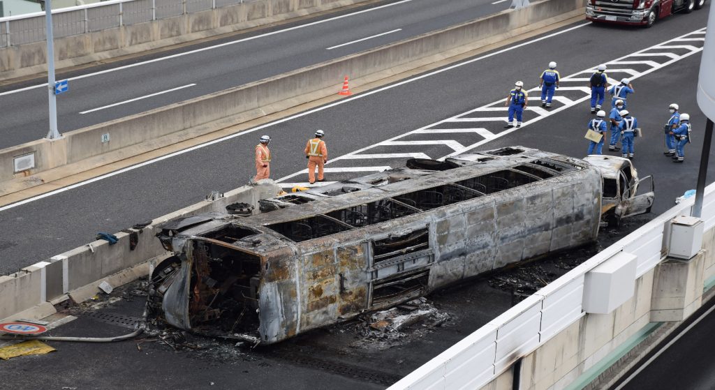 県警は午前９時ごろから約１時間、あおい交通の本社と、事故を起こしたバスの運転手が所属する営業所を捜索。(AFP)