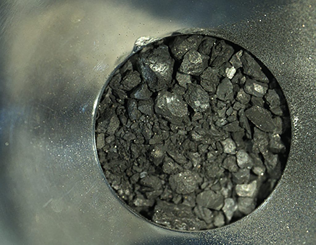 宇宙航空研究開発機構（JAXA）が2020年12月24日に公開したこの配布用写真には、小惑星リュウグウの土壌サンプルが写っている。(AFP)