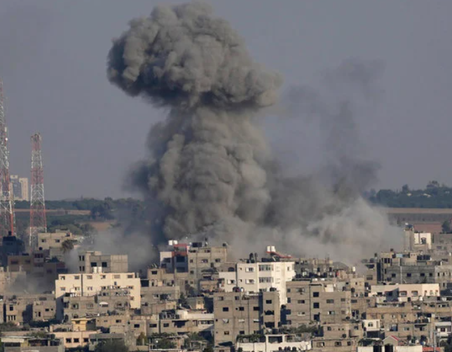 2022年8月6日、イスラエル軍がガザの住宅を空爆し、煙が舞い上がる。（AP写真/アデル・ハナ）