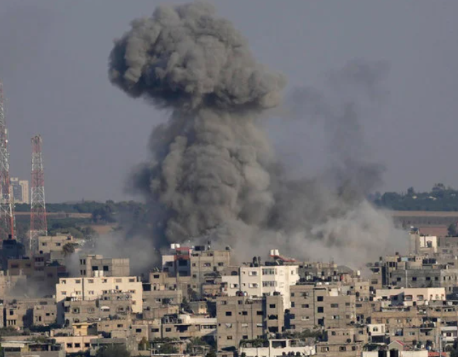2022年8月6日、イスラエル軍がガザの住宅を空爆し、煙が舞い上がる。(AP写真/アデル・ハナ)